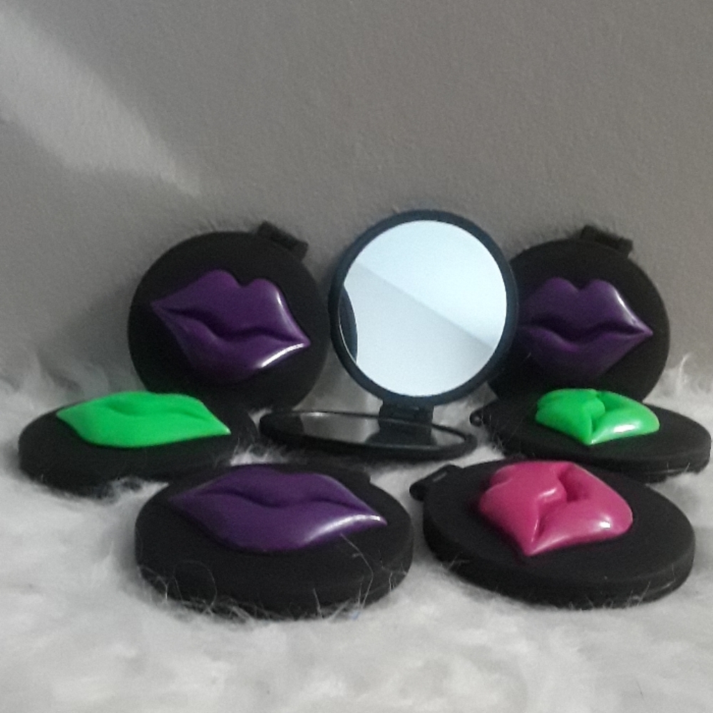 Lip compacts